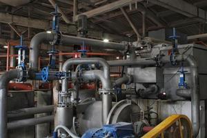 tubos de acero, tubos, turbinas de vapor, válvulas, maquinaria, cables de fábrica moderna. sala de calderas de gas de la planta de energía de la zona industrial. estación de ingeniería de bombas. sistema de equipamiento técnico. concepto de energía foto