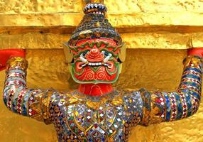 ramayana rojo gigante esculturas con amarillo o dorado antecedentes a tailandés templo, bangkok, tailandia hermosa Arte diseño, exterior, religión y objeto concepto. foto