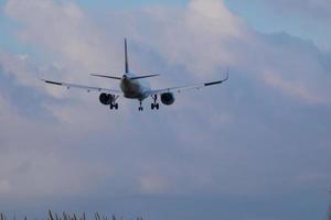 comercial aeronave sobrevolando el cielo y llegando a aeropuerto foto