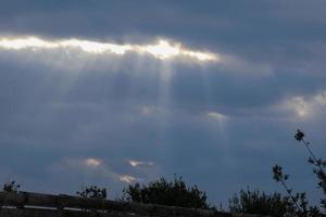 cielo Entre abierto con rayos de luz de sol viniendo mediante el nubes foto