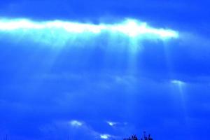 cielo Entre abierto con rayos de luz de sol viniendo mediante el nubes foto