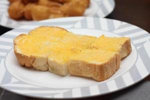 chino estilo gachas de avena o gachas de avena y frito masa palo o frito masa palo o rosquilla o frito un pan metido en un marrón de madera mesa. tailandés calle comida llamado gachas de avena y patongko, y brindis foto