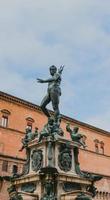 detalle de Neptuno Dios estatua en italiano pueblo con pequeño estatuillas alrededor foto