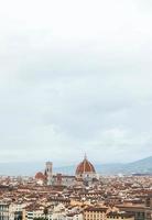 parte superior ver de italiano antiguo pueblo con enorme catedral en el medio y río en nublado tarde foto