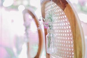 pequeño botella con flores cuelga en Boda silla foto