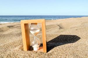 reloj de arena en el arena foto