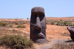 ver de un Desierto paisaje con moai cabeza foto