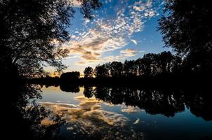 lago al atardecer foto