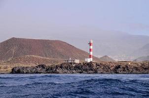 rocoso línea costera en verano foto