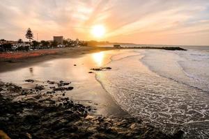 puesta de sol sobre el mar foto