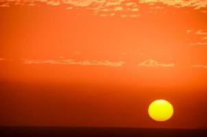 puesta de sol sobre el mar foto