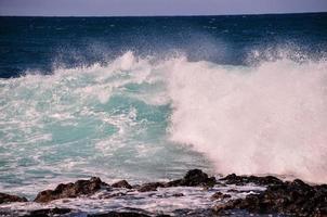 enormes olas del mar foto