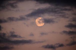 Luna y nublado cielo foto