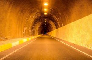 la carretera mediante el túnel foto