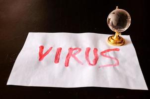 virus escrito en papel foto
