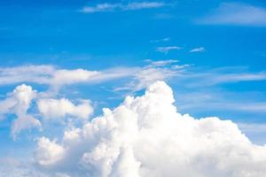 nubes y azul soleado cielo, blanco nubes terminado azul cielo, aéreo vista, naturaleza azul cielo blanco listón clima. foto