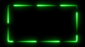 verde neon raggiante telaio sfondo. laser animazione 9 ripetuto si sposta. isolato su nero. 4k grafico animazione video