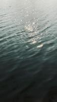 l'eau vague à le coucher du soleil dans été, lentement vagues, lent mouvement de l'eau vague, mer video