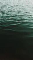 långsam rörelse av vatten, vatten bakgrund, hav Vinka, hav vågor video