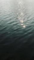 Wasser Welle beim Sonnenaufgang im Sommer- Hintergrund, schleppend Bewegung von Wasser, Wasser Hintergrund, Meer Oberfläche, Ozean Welle Hintergrund video