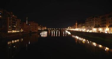 en se av de arno flod i Florens, med de känd ponte vechio på de bakgrund video