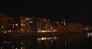 un' Visualizza di il arno fiume nel Firenze a notte, con il famoso Ponte veicolo su il sfondo video