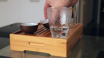 das Tee Meister wäscht das Tee Utensilien mit Sieden Wasser video
