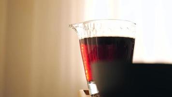 forte buio pu-erh tè fermentato nel un' speciale bicchiere ciotola video