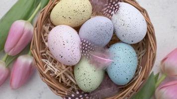 bunt Ostern Eier Drehung. video