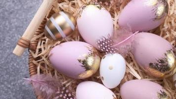 bunt Ostern Eier Drehung. video