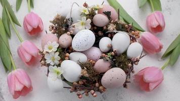 bunt Ostern Eier Drehung. video