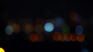 bokeh nel buio sfocato sfondo a notte, bokeh di città luci, sfocato notte traffico luci, vetroso circolare forme video