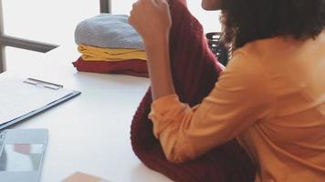 portret jong aantrekkelijk hipster Aziatisch vrouw eigenaar opstarten telefoontje telefoon met doos Bij huis bereiden pakket levering in mkb levering ketting, inkoop, Aziatisch omnichannel mkb e handel online concept. video