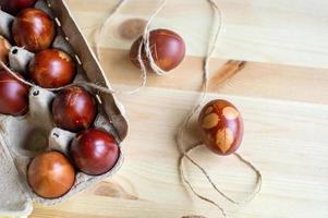 pintado huevos cocido para Pascua de Resurrección son en un Respetuoso del medio ambiente bandeja. dibujos en Pascua de Resurrección huevos foto