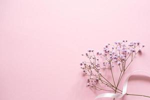 rosado tableta para texto con un antecedentes de blanco flores y cinta foto