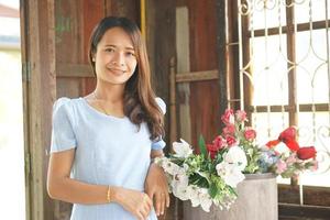 contento asiático mujer en un café tienda foto