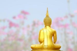 makha asanaha visakha bucha día imagen de buda dorado. fondo de hojas de bodhi con luz brillante. imagen suave y estilo de enfoque suave foto