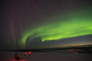 irreconocible persona tomando imágenes de del Norte luces, Finlandia foto