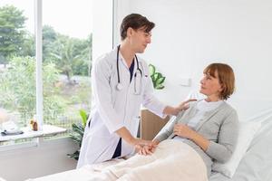 el médico es examinando el paciente en el hospital caucásico médico vistiendo vestido y un estetoscopio hablando a un hembra paciente a el hospital foto