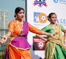 Delhi, India - diciembre 11 2022 - bharathanatyam indio clásico odissi bailarines ejecutando a escenario. hermosa indio niña bailarines en el postura de indio bailar. indio clásico danza bharatanatyam foto