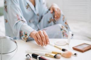 cerca arriba foto de De las mujeres mano con maquillaje cepillos a hogar, selectivo atención