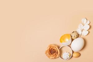 monocromo plano laico Pascua de Resurrección huevos composición decoración con leña menuda y flores Pascua de Resurrección todavía vida beige foto