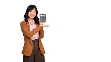joven asiático mujer participación calculadora aislado en blanco fondo, negocio cuenta y Finanzas concepto foto