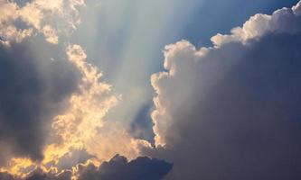 cielo y nubes blancas foto