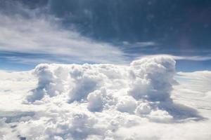 cielo y nubes ver desde dentro el avión foto