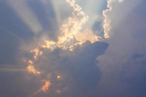 cielo y nubes blancas foto