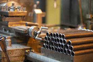 metal tubería en el taller de un metalúrgico planta o un metal trabajando empresa. foto