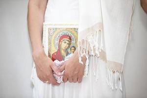 el mujer manos sostener el icono de el madre de dios. fe en dios. foto