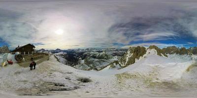 un majestuoso 360 ver de el cubierto de nieve italiano Alpes foto