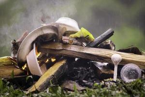 fuego en el bosque, pila de madera con basura foto